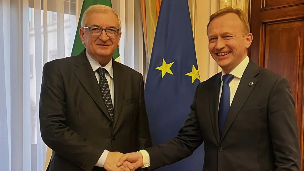 Ministro Foti: "Incontro con Commissario Serafin costruttivo, sostegno a competitività e coesione" Ministro Foti: "Incontro con Commissario Serafin costruttivo, sostegno a competitività e coesione"