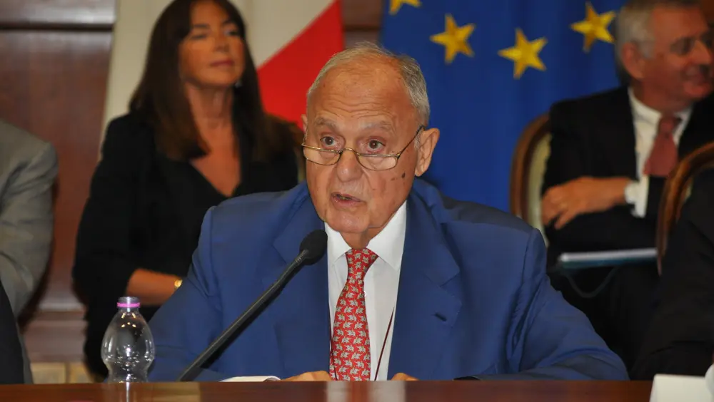 "Una politeia per un'Europa diversa, più forte e più equa" "Una politeia per un'Europa diversa, più forte e più equa"