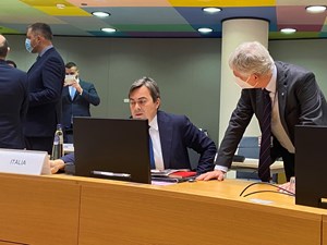 Nella foto, il Sottosegretario Amendola nella sala del Consiglio prima dell'inizio dei lavori
