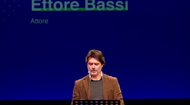 L'attore Ettore Bassi recita un testo sull'Europa