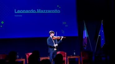 Il  violinista Leonardo Mazzarotto esegue l'Inno alla gioia