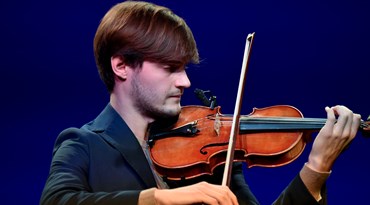 Il violinista Leonardo Mazzarotto esegue l'Inno alla gioia