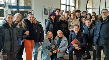 Foto-famiglia con studenti e studentesse, docenti e relatori presenti all'evento inaugurale